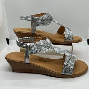 Yetier Silver Metalic fashion sandals, 🆕NIB!!